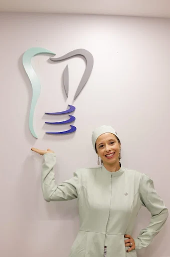 Dra. Daniella Veloso, cirurgiã-dentista em Arcos-MG